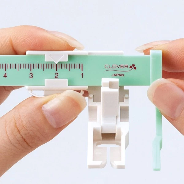 Vente flash ⌛ Clover Accessoires Machine à Coudre Pied Guide Coulissant Pour Machine à Coudre 🔥 4 Vente flash ⌛ Clover Accessoires Machine à Coudre Pied Guide Coulissant Pour Machine à Coudre 🔥 – Image 2